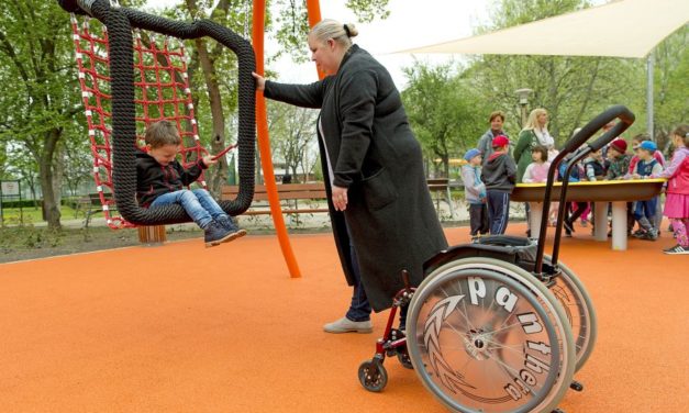 Copiii cu dizabilități locomotorii din Győr au un parc de joacă special gândit pentru ei