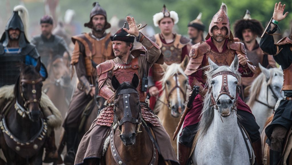 Se apropie cel mai mare festival de păstrarea tradițiilor din Europa… cu cai și călăreți