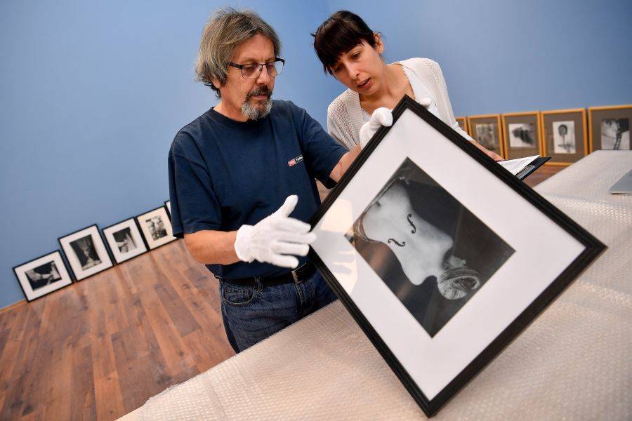 FOTO: Debreținul se pregătește de expoziția Man Ray