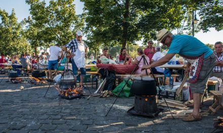 Joi a început Festivalul Ciorbei de Pește de la Baja – Sâmbătă 2000 de ceaune vor clocoti pe malul Dunării