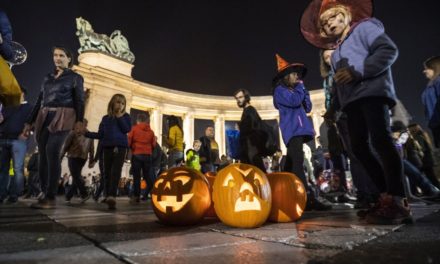 Maghiarii au organizat un Festival al Dovleacului de Halloween în Budapesta
