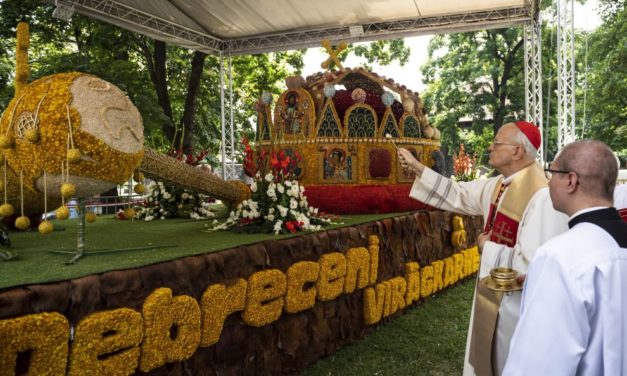 Anul acesta, la Carnavalul Florilor din Debrecen, vor putea fi admirate 14 aranjamente florale
