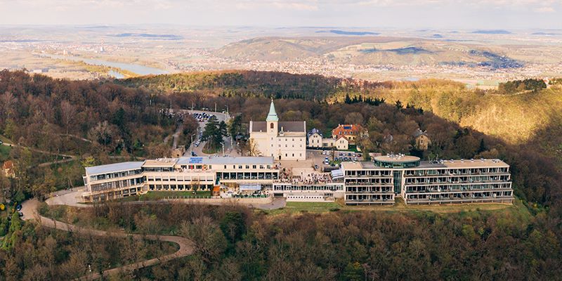 Maghiarii de la MCC achiziţionează cea mai importantă universitate privată din Austria