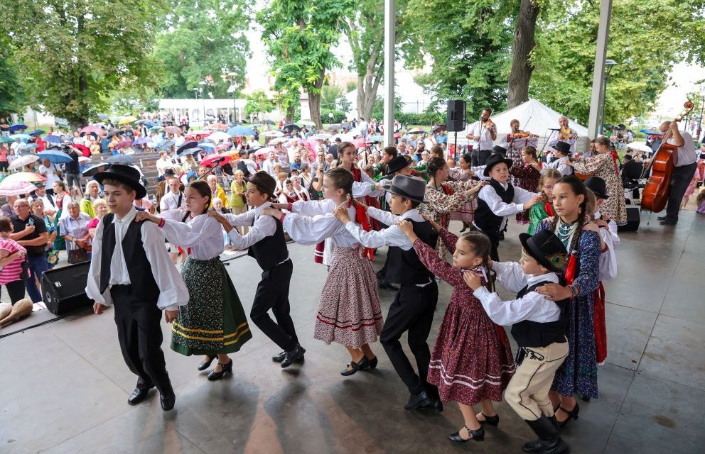 Festivalului Internaţional de Folclor „Întâlniri Bucovinene” din Ungaria – Secuii şi naţionalităţile din Bucovina îşi menţin cultura vie